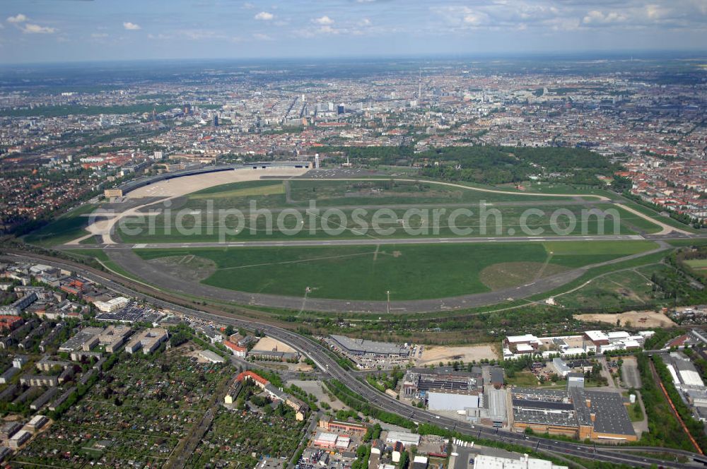 Berlin from above - Der Flughafen Berlin-Tempelhof (IATA-Code: THF, ICAO-Code: EDDI) ist der älteste der drei derzeit noch in Betrieb befindlichen Verkehrsflughäfen im Großraum Berlin, er wird jedoch am 31. Oktober 2008 geschlossen.