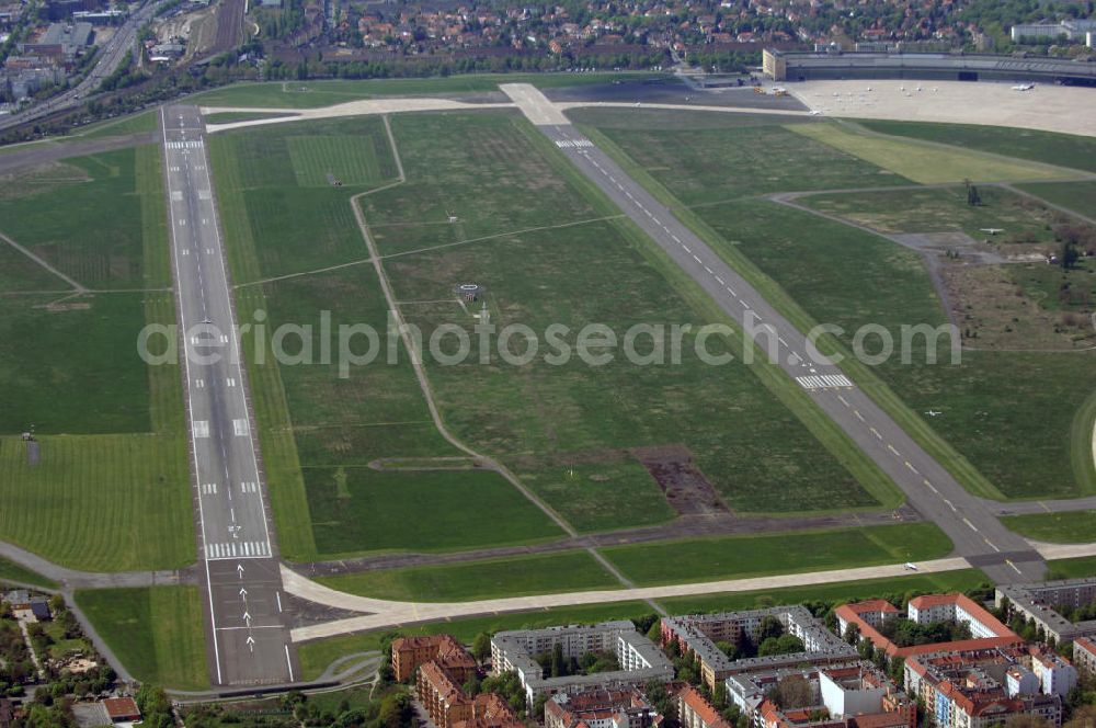 Berlin from the bird's eye view: Der Flughafen Berlin-Tempelhof (IATA-Code: THF, ICAO-Code: EDDI) ist der älteste der drei derzeit noch in Betrieb befindlichen Verkehrsflughäfen im Großraum Berlin, er wird jedoch am 31. Oktober 2008 geschlossen.