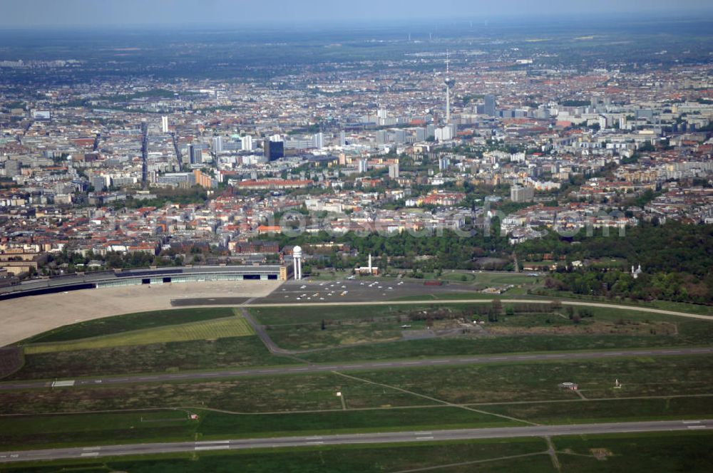 Aerial image Berlin - Der Flughafen Berlin-Tempelhof (IATA-Code: THF, ICAO-Code: EDDI) ist der älteste der drei derzeit noch in Betrieb befindlichen Verkehrsflughäfen im Großraum Berlin, er wird jedoch am 31. Oktober 2008 geschlossen.