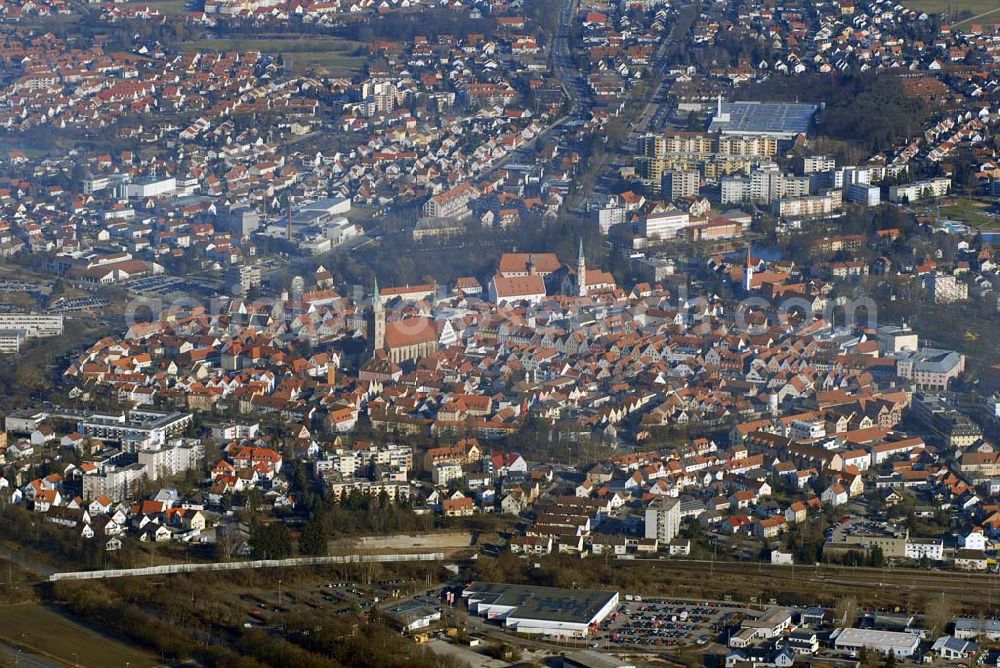 Aerial image Neumarkt - , Blick auf den historischen Stadtkern von Neumarkt in der Oberpfalz. Zu sehen sind unter an derem die Pfarrkirche St. Johannes, das Rathaus, der Schuldturm und das Untere Tor. Es ist Teil der Stadtbefestigung aus dem 13. Jahrhundert. Katholisches Pfarramt, Hallertorstraße 24, 92318 Neumarkt, Tel: 09181/ 905956, Fax: 09181/ 220277, E-mail: st.johannes.nm@bistum-eichstaett.de Stadt Neumarkt, Rathausplatz 1, 92318 Neumarkt, Tel: 09181/25 50, Fax: 09181/25 51 95 E-Mail: info@neumarkt.de