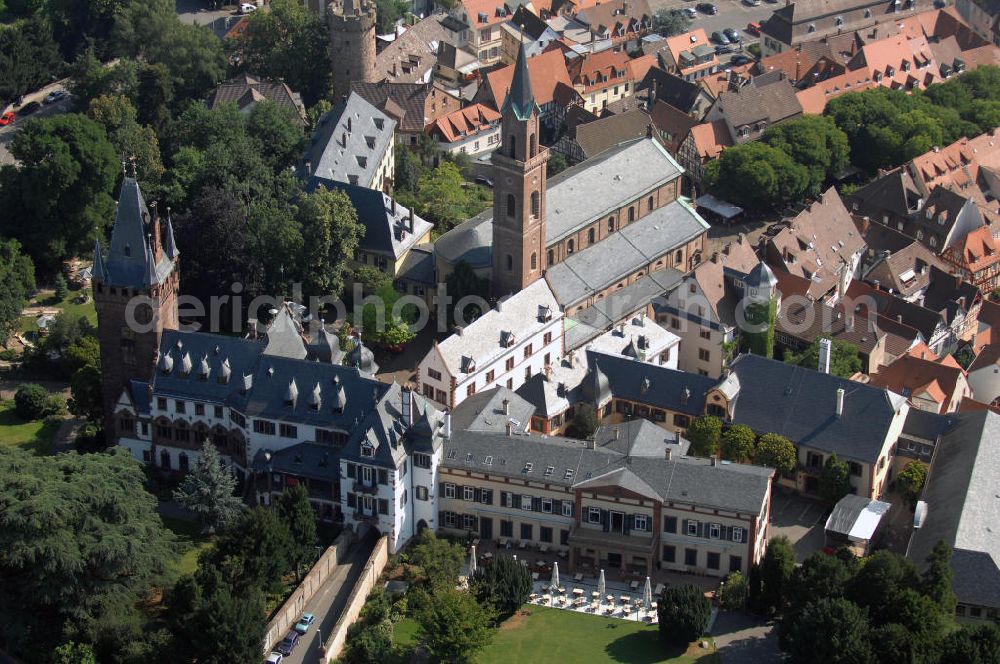 Weinheim from above - Blick auf den historischen Stadtkern Weinheim. Im Vordergrund steht das Schloss, in dem heute die Stadtverwaltung untergebracht ist. Dahinter ist die St. Laurentiuskirche erkennbar. Sie wurde 1911 - 1913 erbaut und enthält zahlreiche Grabmäler. Links daneben steht das ehemalige Karmeliterkloster, dessen Grundstein 1720 gelegt wurde. Es dient heute als katholisches Pfarrhaus. Kontakt: Stadtverwaltung Weinheim, Obertorstrasse 9, 69469 Weinheim, Tel. +49 (0)6201 82 0, Fax +49 (0)6201 82 268, rathaus@weinheim.de