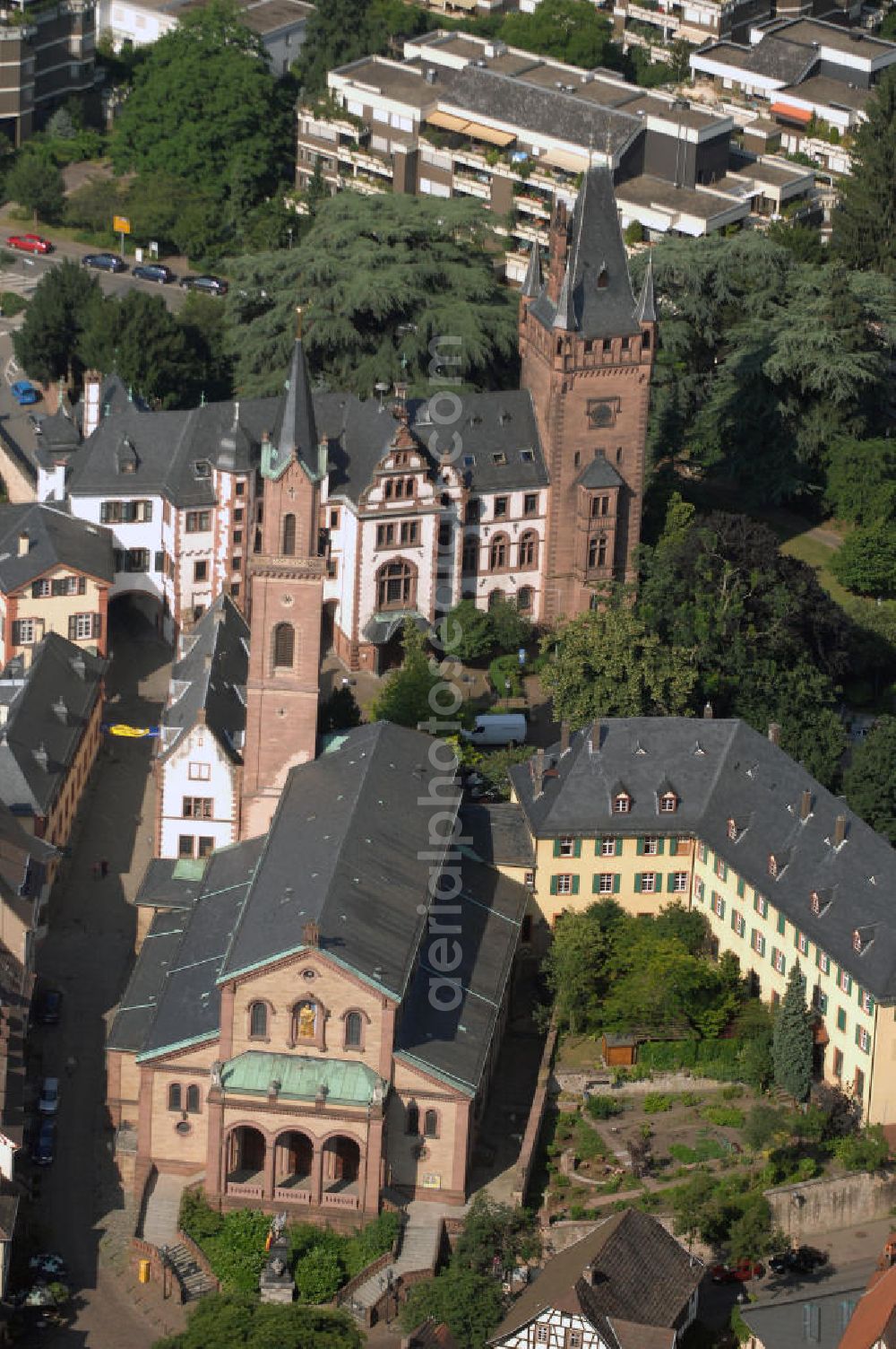 Weinheim from the bird's eye view: Blick auf den historischen Stadtkern Weinheim. Im Hintergrund steht das Schloss, in dem heute die Stadtverwaltung untergebracht ist. Davor ist die St. Laurentiuskirche erkennbar. Sie wurde 1911 - 1913 erbaut und enthält zahlreiche Grabmäler. Rechts daneben steht das ehemalige Karmeliterkloster, dessen Grundstein 1720 gelegt wurde. Es dient heute als katholisches Pfarrhaus. Kontakt: Stadtverwaltung Weinheim, Obertorstrasse 9, 69469 Weinheim, Tel. +49 (0)6201 82 0, Fax +49 (0)6201 82 268, rathaus@weinheim.de