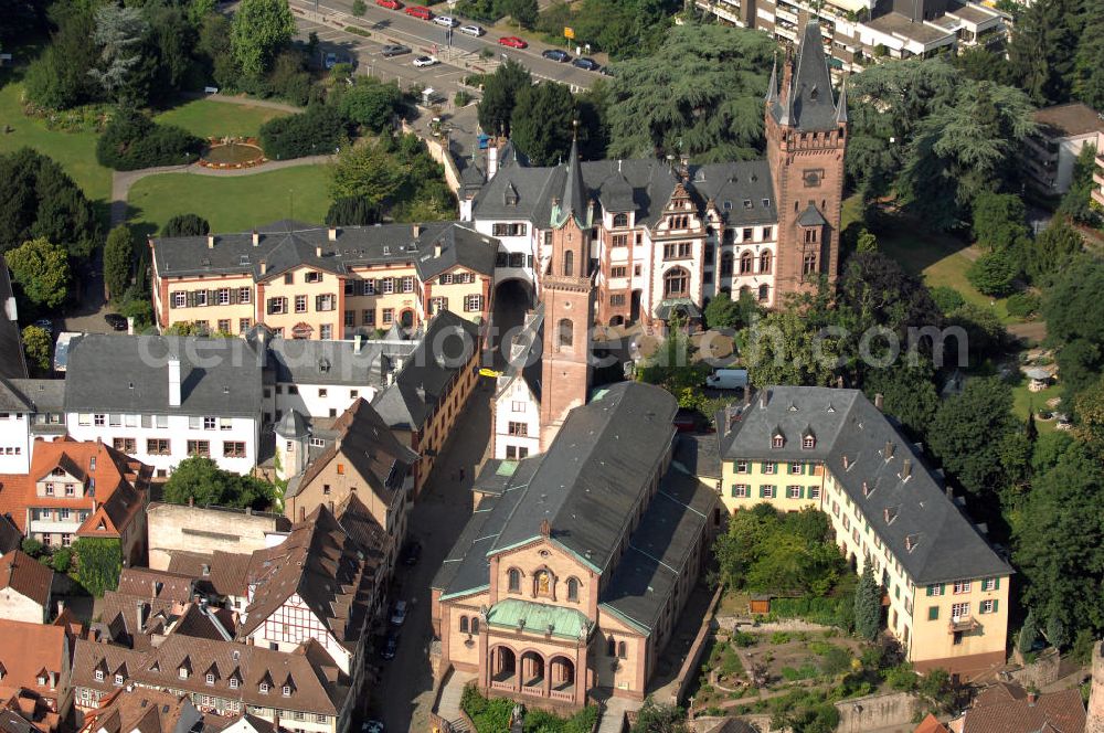 Aerial image Weinheim - Blick auf den historischen Stadtkern Weinheim. Im Hintergrund steht das Schloss, in dem heute die Stadtverwaltung untergebracht ist. Davor ist die St. Laurentiuskirche erkennbar. Sie wurde 1911 - 1913 erbaut und enthält zahlreiche Grabmäler. Rechts daneben steht das ehemalige Karmeliterkloster, dessen Grundstein 1720 gelegt wurde. Es dient heute als katholisches Pfarrhaus. Kontakt: Stadtverwaltung Weinheim, Obertorstrasse 9, 69469 Weinheim, Tel. +49 (0)6201 82 0, Fax +49 (0)6201 82 268, rathaus@weinheim.de