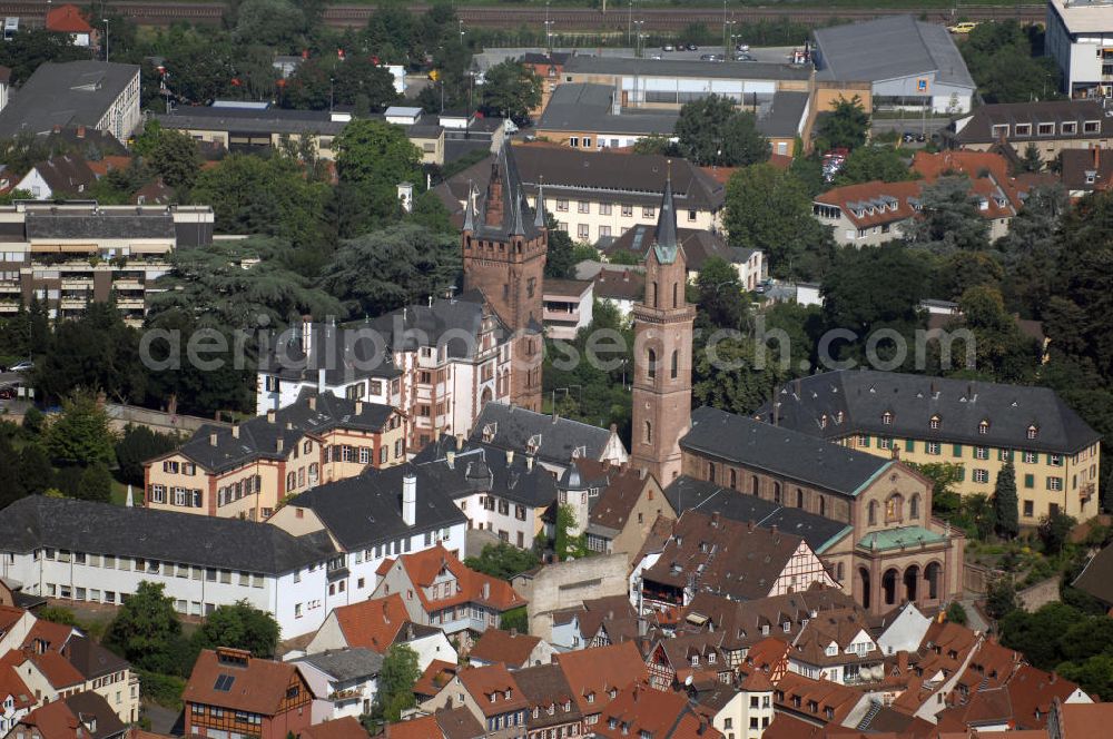 Weinheim from above - Blick auf den historischen Stadtkern Weinheim. Im Hintergrund steht das Schloss, in dem heute die Stadtverwaltung untergebracht ist. Davor ist die St. Laurentiuskirche erkennbar. Sie wurde 1911 - 1913 erbaut und enthält zahlreiche Grabmäler. Rechts daneben steht das ehemalige Karmeliterkloster, dessen Grundstein 1720 gelegt wurde. Es dient heute als katholisches Pfarrhaus. Kontakt: Stadtverwaltung Weinheim, Obertorstrasse 9, 69469 Weinheim, Tel. +49 (0)6201 82 0, Fax +49 (0)6201 82 268, rathaus@weinheim.de