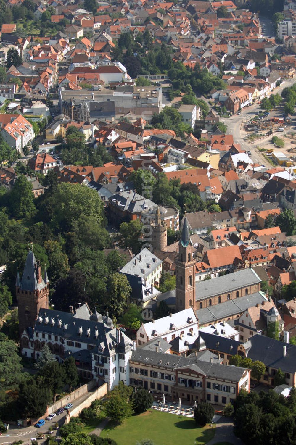 Weinheim from the bird's eye view: Blick auf den historischen Stadtkern Weinheim. Im Vordergrund steht das Schloss, in dem heute die Stadtverwaltung untergebracht ist. Dahinter ist die St. Laurentiuskirche erkennbar. Sie wurde 1911 - 1913 erbaut und enthält zahlreiche Grabmäler. Links daneben steht das ehemalige Karmeliterkloster, dessen Grundstein 1720 gelegt wurde. Es dient heute als katholisches Pfarrhaus. Kontakt: Stadtverwaltung Weinheim, Obertorstrasse 9, 69469 Weinheim, Tel. +49 (0)6201 82 0, Fax +49 (0)6201 82 268, rathaus@weinheim.de