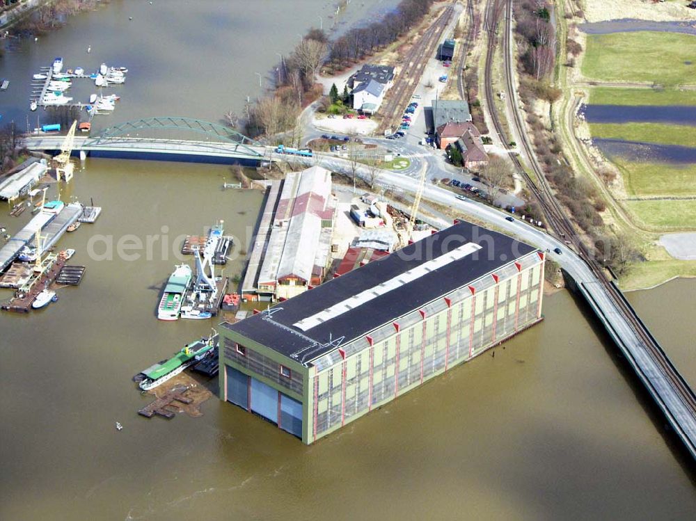 Lauenburg from above - 10.04.2006 Lauenburg; Hochwasser der Elbe in Lauenburg / Schleswig-Holstein. Lauenburg ist eine Kleinstadt an der Elbe im südöstlichen Schleswig-Holstein, südlich von Lübeck. Hitzler Werft GmbH, Bahnhofstr. 4-12, D-21481, Lauenburg/Elbe, P.O.Box 1240, D-21481 Lauenburg/Elbe, Tel.: +49 4153 588-0, Fax.: +49 4153 588-100, E-Mail: info@hitzler-werft.de