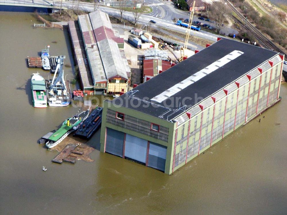 Lauenburg from the bird's eye view: 10.04.2006 Lauenburg; Hochwasser der Elbe in Lauenburg / Schleswig-Holstein. Lauenburg ist eine Kleinstadt an der Elbe im südöstlichen Schleswig-Holstein, südlich von Lübeck. Hitzler Werft GmbH, Bahnhofstr. 4-12, D-21481, Lauenburg/Elbe, P.O.Box 1240, D-21481 Lauenburg/Elbe, Tel.: +49 4153 588-0, Fax.: +49 4153 588-100, E-Mail: info@hitzler-werft.de