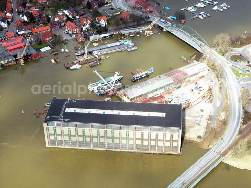 Aerial image Lauenburg - 10.04.2006 Lauenburg; Hochwasser der Elbe in Lauenburg / Schleswig-Holstein. Lauenburg ist eine Kleinstadt an der Elbe im südöstlichen Schleswig-Holstein, südlich von Lübeck. Hitzler Werft GmbH, Bahnhofstr. 4-12, D-21481, Lauenburg/Elbe, P.O.Box 1240, D-21481 Lauenburg/Elbe, Tel.: +49 4153 588-0, Fax.: +49 4153 588-100, E-Mail: info@hitzler-werft.de