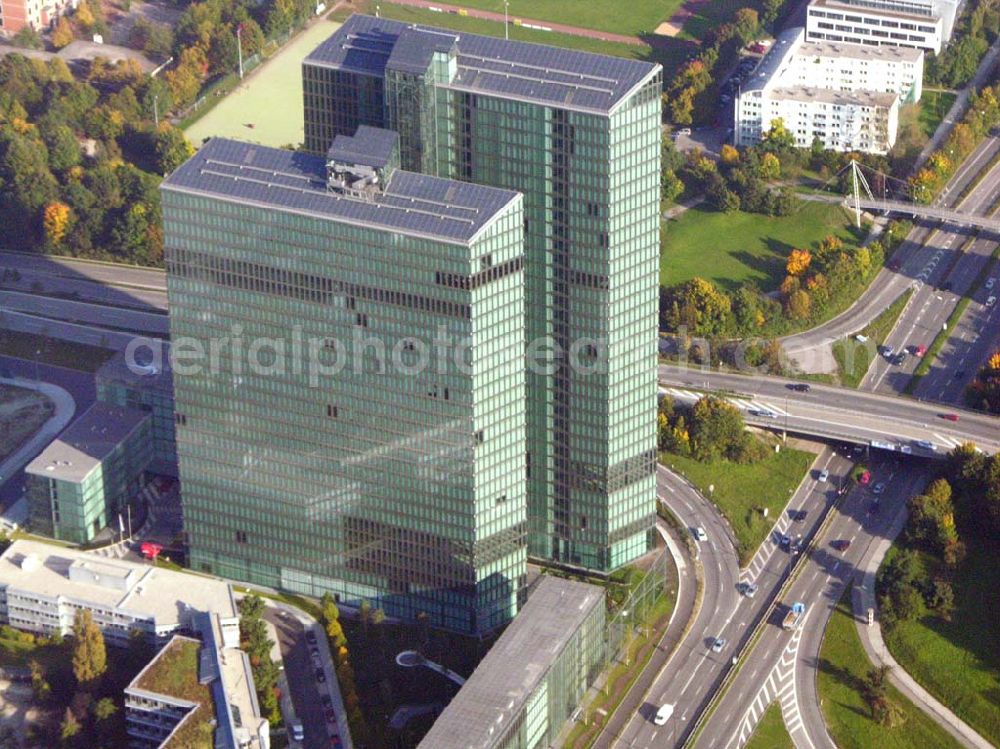 Aerial photograph München / Bayern - 11.10.2005 Blick auf das Hochhaus Ensemble am Münchner Tor Das Gebäudeensemble besteht aus zwei Hoch hausscheiben mit 28 respektive 33 Geschossen, einem Hotel und einem weiteren 5-geschossigen Bürogebäude. Der Büro-und Hotelgebäudekomplex liegt in einer exponierten Lage und bildet das nördlicheTor von München.Bauherr: Bürozentrum Parkstadt München-Schwabing KG, Ammerland Energiekonzept, Bauphysik, TRANSPLAN Technik-Bauplanung GmbH, Stuttgart Architekten: Murphy/Jahn,