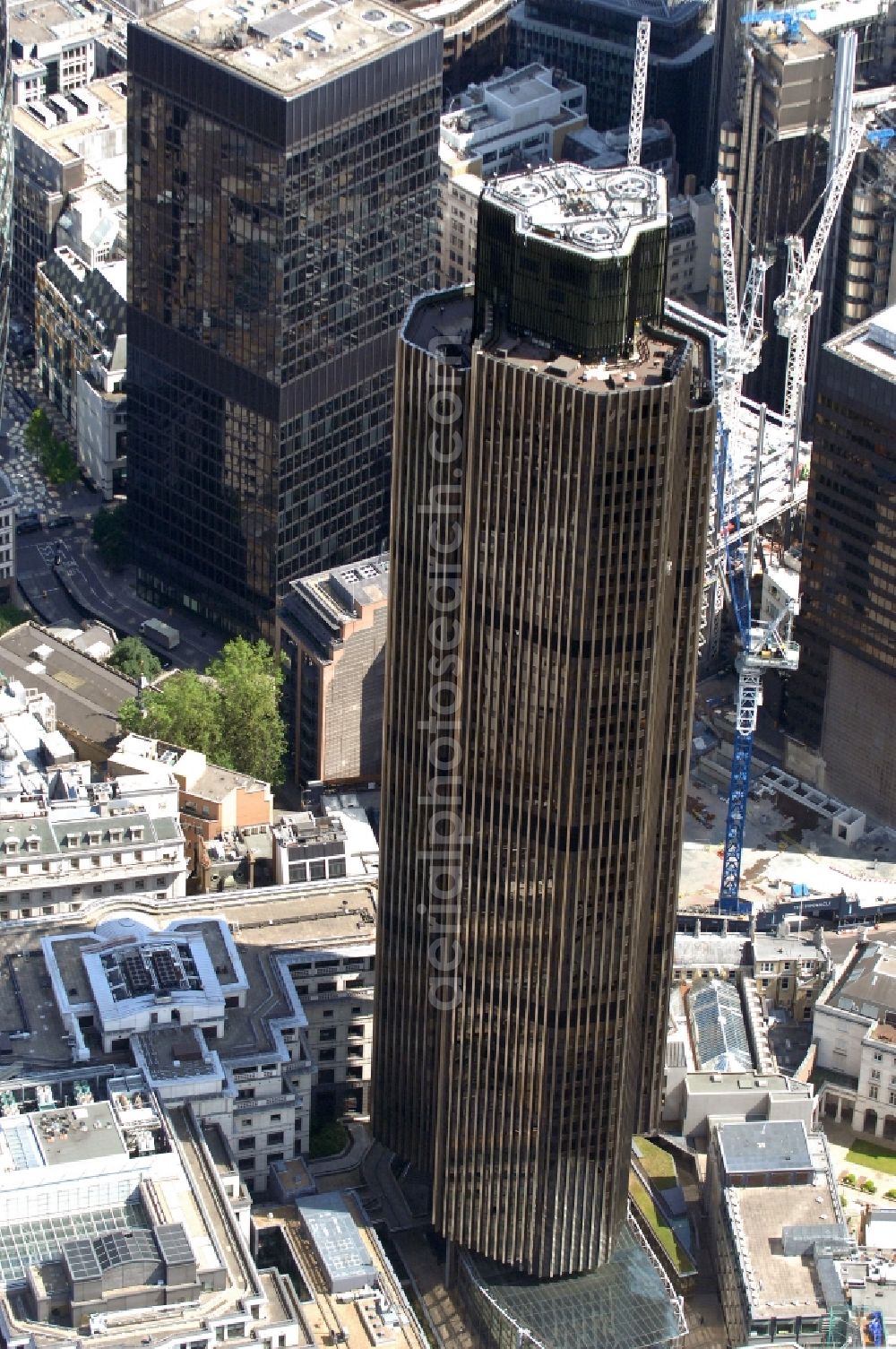 Aerial photograph London - View of the high-rise Tower 42 in London. It is 183 meters high and was built from 1971 to 1980 according to the plans of the offices of the British architect Richard Seifert as head of the National Westminster Bank. The costs of the building amounted to 72 million pounds. The layout of the building has similarities with the logo of the bank