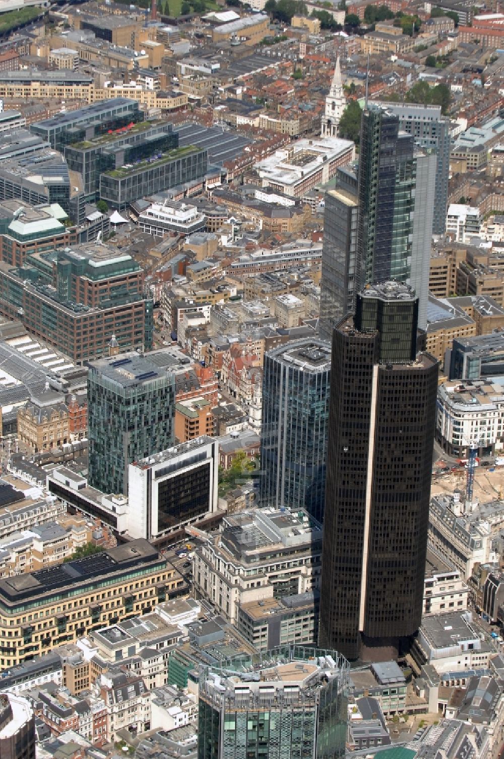 London from above - View of the high-rise Tower 42 in London. It is 183 meters high and was built from 1971 to 1980 according to the plans of the offices of the British architect Richard Seifert as head of the National Westminster Bank. The costs of the building amounted to 72 million pounds. The layout of the building has similarities with the logo of the bank