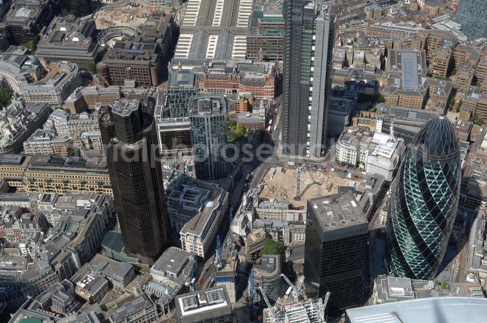 London from the bird's eye view: View of the high-rise Tower 42 in London. It is 183 meters high and was built from 1971 to 1980 according to the plans of the offices of the British architect Richard Seifert as head of the National Westminster Bank. The costs of the building amounted to 72 million pounds. The layout of the building has similarities with the logo of the bank