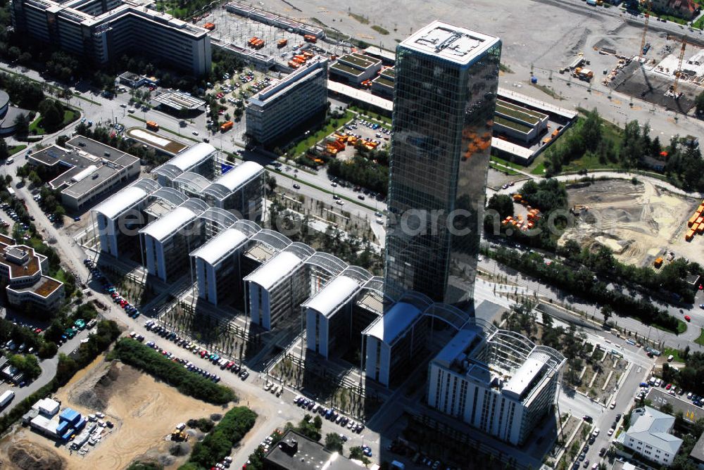 Aerial photograph München - Blick auf das Hochhaus Uptown in München. Das Hochhaus Uptown am Georg-Brauchle-Ring in München ist mit einer Höhe von 146 m das (nach dem Olympiaturm) zweithöchste Bauwerk und mit seinen 37 Stockwerken auch das höchste Gebäude der Stadt. Geplant wurde der nach dreijähriger Bauzeit im Jahre 2004 im Komplex Uptown München im Stadtteil Moosach fertiggestellte Büroturm vom Architekturbüro Ingenhoven, Overdiek; Bauherr war die amerikanische Firma Hines, München. Die gläserne Fassade umhüllt das Tragwerk des Gebäudes wie eine gespannte Membran. Das Hochhaus mit 50.200 qm Fläche wird von vier siebengeschossigen „Campus“ genannten Gebäuden flankiert, die untereinan der mit einem transparenten Dach verbunden sind. In einem fünften Gebäude sind 139 Wohnungen untergebracht. Der Hauptnutzer des Hochhauses und der Campusgebäude ist die Deutschlandzentrale des Mobilfunkbetreibers O2. Im August 2006 kaufte die Government of Singapore Investment Corporation (GIC) das Hochhaus und eines der Campusgebäude für über 300 Millionen Euro. Kontakt: O2 Germany, Presseabteilung, Georg-Brauchle-Ring 23-25, 80992 München, Tel.: 089/2442-1201,