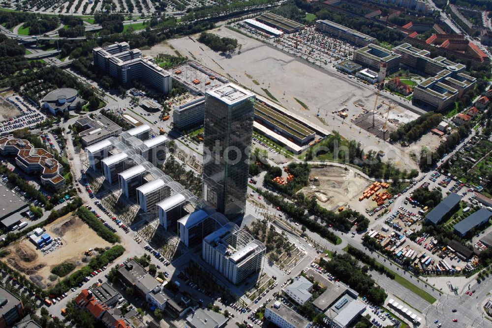 München from above - Blick auf das Hochhaus Uptown in München. Das Hochhaus Uptown am Georg-Brauchle-Ring in München ist mit einer Höhe von 146 m das (nach dem Olympiaturm) zweithöchste Bauwerk und mit seinen 37 Stockwerken auch das höchste Gebäude der Stadt. Geplant wurde der nach dreijähriger Bauzeit im Jahre 2004 im Komplex Uptown München im Stadtteil Moosach fertiggestellte Büroturm vom Architekturbüro Ingenhoven, Overdiek; Bauherr war die amerikanische Firma Hines, München. Die gläserne Fassade umhüllt das Tragwerk des Gebäudes wie eine gespannte Membran. Das Hochhaus mit 50.200 qm Fläche wird von vier siebengeschossigen „Campus“ genannten Gebäuden flankiert, die untereinan der mit einem transparenten Dach verbunden sind. In einem fünften Gebäude sind 139 Wohnungen untergebracht. Der Hauptnutzer des Hochhauses und der Campusgebäude ist die Deutschlandzentrale des Mobilfunkbetreibers O2. Im August 2006 kaufte die Government of Singapore Investment Corporation (GIC) das Hochhaus und eines der Campusgebäude für über 300 Millionen Euro. Kontakt: O2 Germany, Presseabteilung, Georg-Brauchle-Ring 23-25, 80992 München, Tel.: 089/2442-1201,