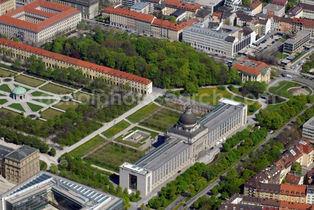 München from the bird's eye view: Blick auf den Hofgarten und die Bayerische Staatskanzlei in München Kontakt Bayerische Staatskanzlei: Franz-Josef-Strauß-Ring 1, 80539 München, Tel.: 089 / 2165-0, Fax: 089 / 29 40 44, E-Mail: direkt@bayern.de