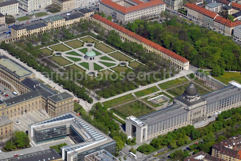 Aerial photograph München - Blick auf den Hofgarten, die Münchner Residenz und die Bayerische Staatskanzlei in München Kontakt Residenz: Verwaltung der Residenz München, Residenzstraße 1 , 80333 München, Tel. (089) 2 90 67 1, Fax (089) 2 90 67 225, E-Mail: ResidenzMuenchen@bsv.bayern.de Kontakt Bayerische Staatskanzlei: Franz-Josef-Strauß-Ring 1, 80539 München, Tel.: 089 / 2165-0, Fax: 089 / 29 40 44, E-Mail: direkt@bayern.de