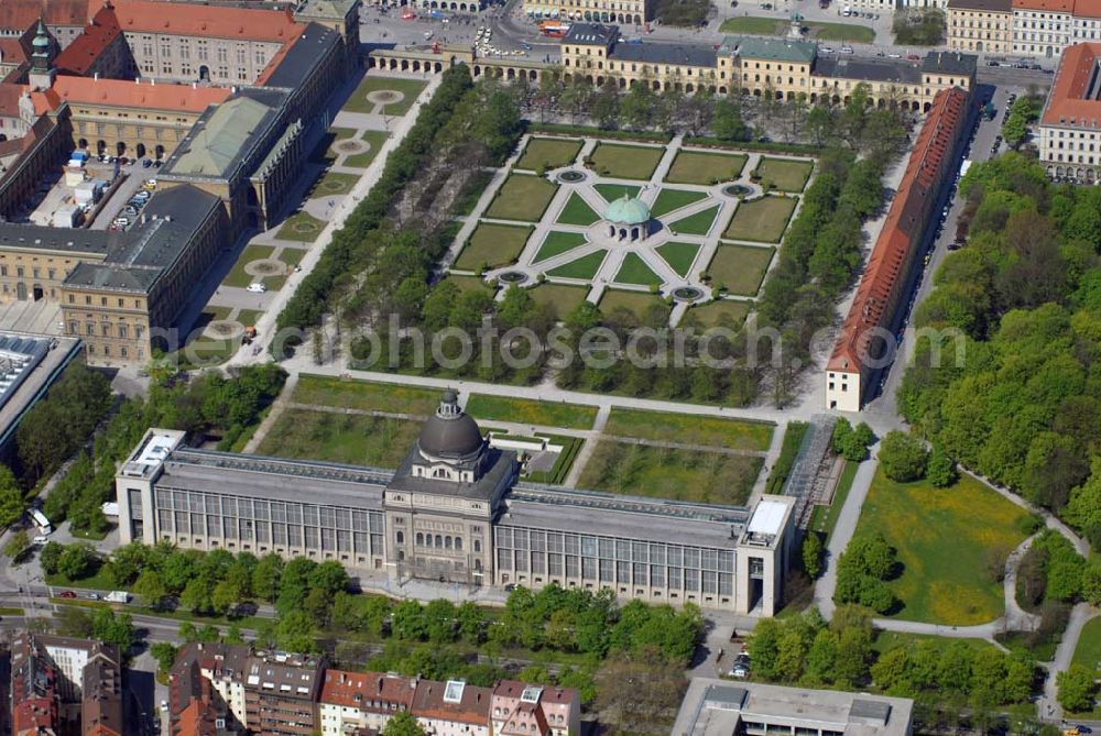 Aerial image München - Blick auf den Hofgarten, die Münchner Residenz und die Bayerische Staatskanzlei in München Kontakt Residenz: Verwaltung der Residenz München, Residenzstraße 1 , 80333 München, Tel. (089) 2 90 67 1, Fax (089) 2 90 67 225, E-Mail: ResidenzMuenchen@bsv.bayern.de Kontakt Bayerische Staatskanzlei: Franz-Josef-Strauß-Ring 1, 80539 München, Tel.: 089 / 2165-0, Fax: 089 / 29 40 44, E-Mail: direkt@bayern.de