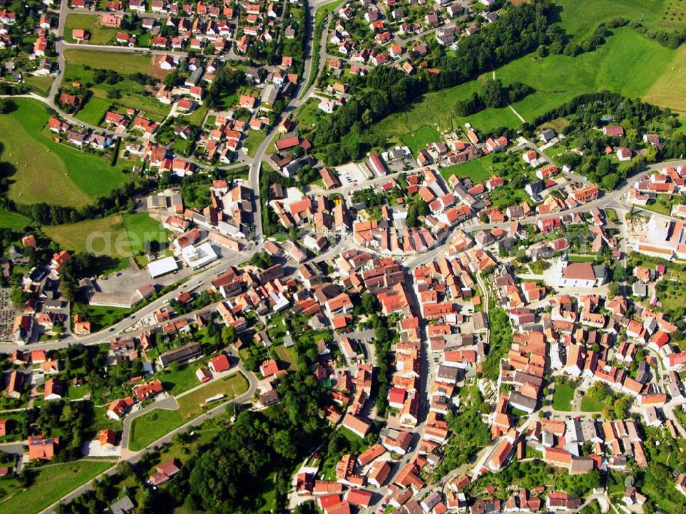 Hollfeld from above - 27.08.2005 Hollfeld; Das Jurastädtchen Hollfeld liegt inmitten einer unverfälschten Naturlandschaft im nördlichen Teil der Fränkischen Schweiz. Aus einer frühmittelalterlichen Burgenanlage entstanden, hat sich die Stadt in ihrem Kern das mittelalterliche Gepräge fast vollständig erhalten. Hollfeld ist auch Ausgangspunkt für schöne Wan derungen in die Natur, zum Beispiel durch das herrliche Kainachtal zum Felsengarten Sanspareil.