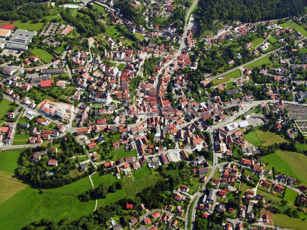 Hollfeld from the bird's eye view: 27.08.2005 Hollfeld; Das Jurastädtchen Hollfeld liegt inmitten einer unverfälschten Naturlandschaft im nördlichen Teil der Fränkischen Schweiz. Aus einer frühmittelalterlichen Burgenanlage entstanden, hat sich die Stadt in ihrem Kern das mittelalterliche Gepräge fast vollständig erhalten. Hollfeld ist auch Ausgangspunkt für schöne Wan derungen in die Natur, zum Beispiel durch das herrliche Kainachtal zum Felsengarten Sanspareil.