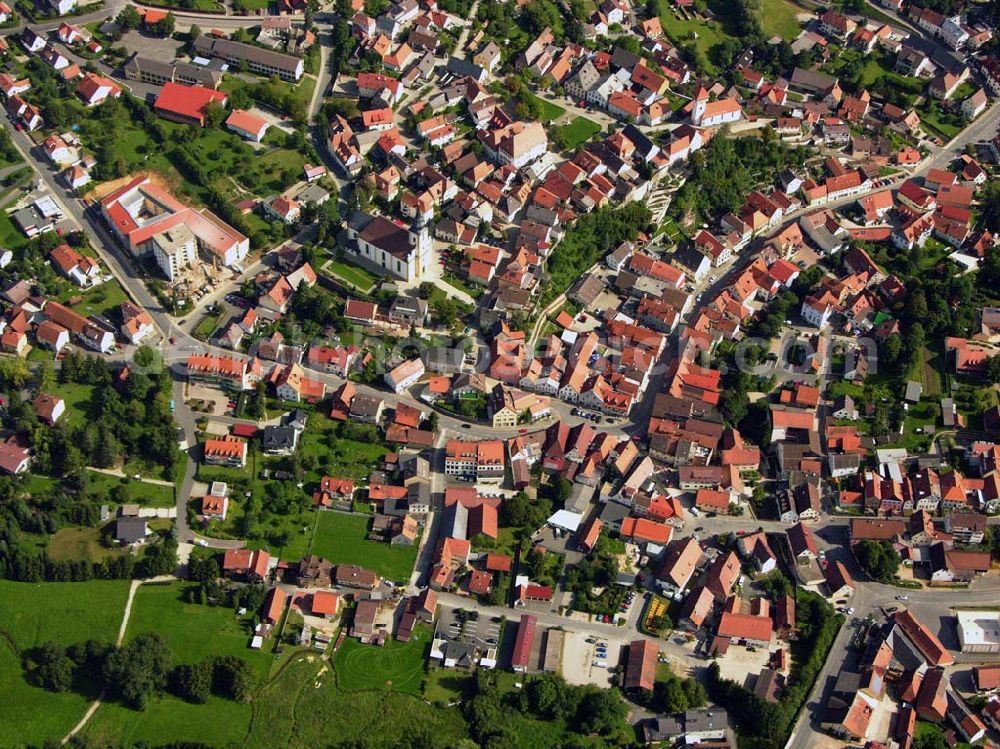 Aerial image Hollfeld - 27.08.2005 Hollfeld; Das Jurastädtchen Hollfeld liegt inmitten einer unverfälschten Naturlandschaft im nördlichen Teil der Fränkischen Schweiz. Aus einer frühmittelalterlichen Burgenanlage entstanden, hat sich die Stadt in ihrem Kern das mittelalterliche Gepräge fast vollständig erhalten. Hollfeld ist auch Ausgangspunkt für schöne Wan derungen in die Natur, zum Beispiel durch das herrliche Kainachtal zum Felsengarten Sanspareil.