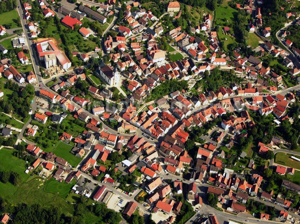 Aerial photograph Hollfeld - 27.08.2005 Hollfeld; Das Jurastädtchen Hollfeld liegt inmitten einer unverfälschten Naturlandschaft im nördlichen Teil der Fränkischen Schweiz. Aus einer frühmittelalterlichen Burgenanlage entstanden, hat sich die Stadt in ihrem Kern das mittelalterliche Gepräge fast vollständig erhalten. Hollfeld ist auch Ausgangspunkt für schöne Wan derungen in die Natur, zum Beispiel durch das herrliche Kainachtal zum Felsengarten Sanspareil.