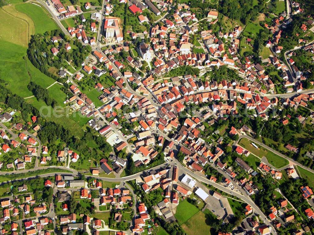 Hollfeld from above - 27.08.2005 Hollfeld; Das Jurastädtchen Hollfeld liegt inmitten einer unverfälschten Naturlandschaft im nördlichen Teil der Fränkischen Schweiz. Aus einer frühmittelalterlichen Burgenanlage entstanden, hat sich die Stadt in ihrem Kern das mittelalterliche Gepräge fast vollständig erhalten. Hollfeld ist auch Ausgangspunkt für schöne Wan derungen in die Natur, zum Beispiel durch das herrliche Kainachtal zum Felsengarten Sanspareil.