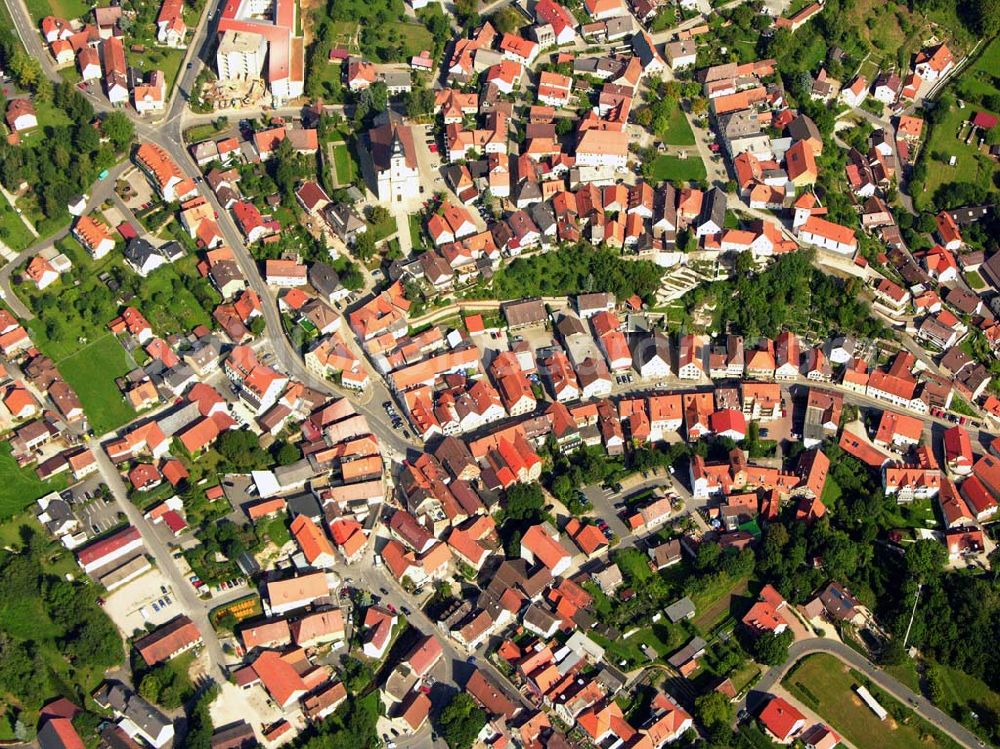 Hollfeld from the bird's eye view: 27.08.2005 Hollfeld; Das Jurastädtchen Hollfeld liegt inmitten einer unverfälschten Naturlandschaft im nördlichen Teil der Fränkischen Schweiz. Aus einer frühmittelalterlichen Burgenanlage entstanden, hat sich die Stadt in ihrem Kern das mittelalterliche Gepräge fast vollständig erhalten. Hollfeld ist auch Ausgangspunkt für schöne Wan derungen in die Natur, zum Beispiel durch das herrliche Kainachtal zum Felsengarten Sanspareil.