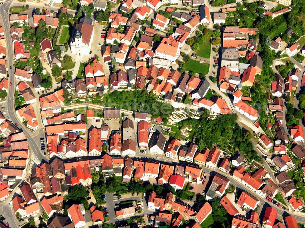 Aerial image Hollfeld - 27.08.2005 Hollfeld; Das Jurastädtchen Hollfeld liegt inmitten einer unverfälschten Naturlandschaft im nördlichen Teil der Fränkischen Schweiz. Aus einer frühmittelalterlichen Burgenanlage entstanden, hat sich die Stadt in ihrem Kern das mittelalterliche Gepräge fast vollständig erhalten. Hollfeld ist auch Ausgangspunkt für schöne Wan derungen in die Natur, zum Beispiel durch das herrliche Kainachtal zum Felsengarten Sanspareil.