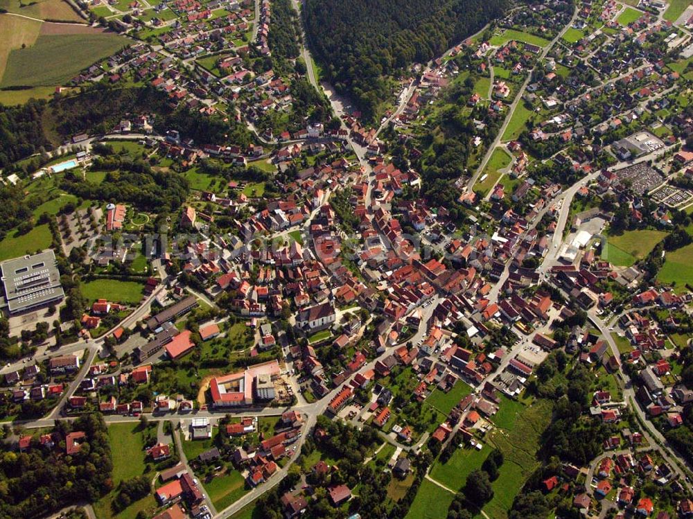 Aerial photograph Hollfeld - 27.08.2005 Hollfeld; Das Jurastädtchen Hollfeld liegt inmitten einer unverfälschten Naturlandschaft im nördlichen Teil der Fränkischen Schweiz. Aus einer frühmittelalterlichen Burgenanlage entstanden, hat sich die Stadt in ihrem Kern das mittelalterliche Gepräge fast vollständig erhalten. Hollfeld ist auch Ausgangspunkt für schöne Wan derungen in die Natur, zum Beispiel durch das herrliche Kainachtal zum Felsengarten Sanspareil.