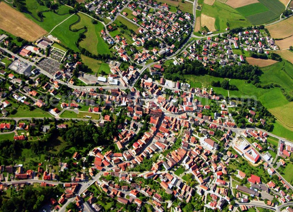 Hollfeld from above - 27.08.2005 Hollfeld; Das Jurastädtchen Hollfeld liegt inmitten einer unverfälschten Naturlandschaft im nördlichen Teil der Fränkischen Schweiz. Aus einer frühmittelalterlichen Burgenanlage entstanden, hat sich die Stadt in ihrem Kern das mittelalterliche Gepräge fast vollständig erhalten. Hollfeld ist auch Ausgangspunkt für schöne Wan derungen in die Natur, zum Beispiel durch das herrliche Kainachtal zum Felsengarten Sanspareil.