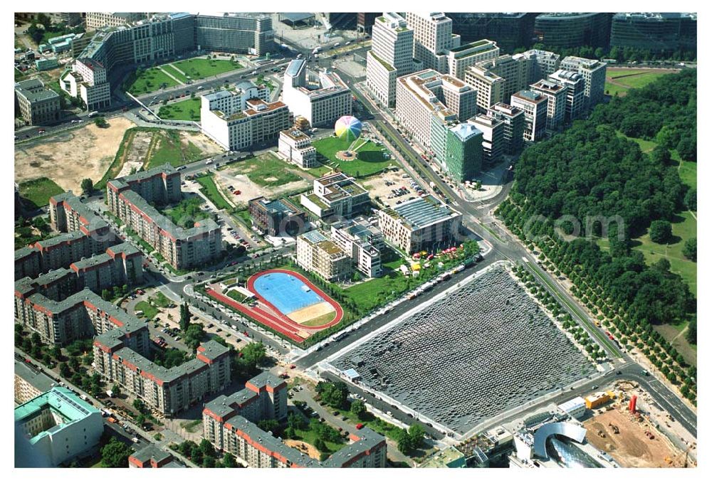 Aerial photograph Berlin - Blick auf das Holocaust Denkmal, die Ministergärten und den Potsdamer Platz in Berlin-Mitte