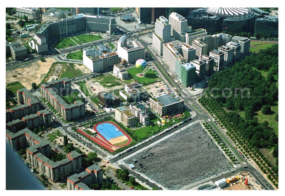 Berlin from the bird's eye view: Blick auf das Holocaust Denkmal, die Ministergärten und den Potsdamer Platz in Berlin-Mitte