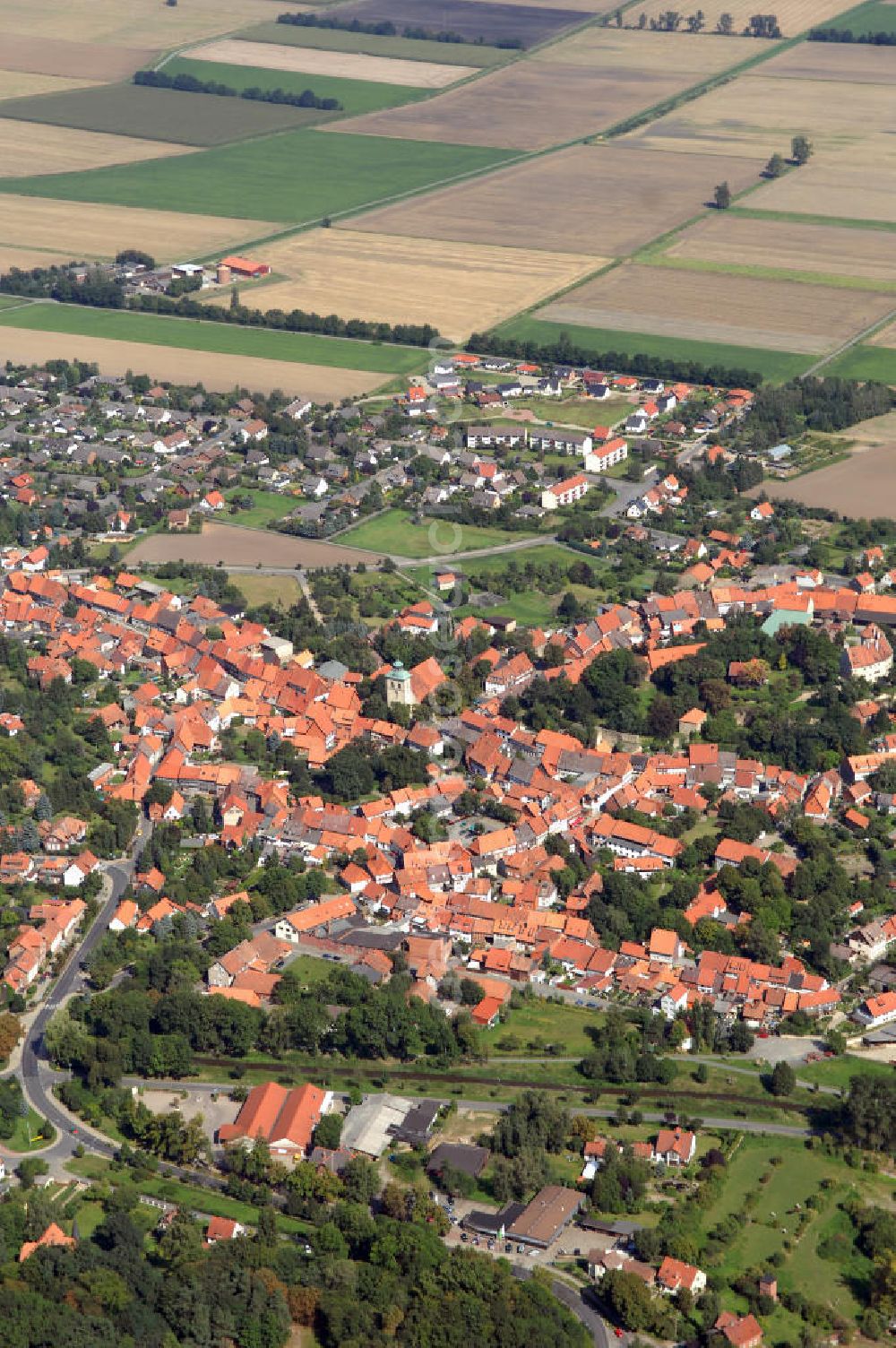 Hornburg from above - Blick auf Hornburg. Hornburg ist eine Kleinstadt im Landkreis Wolfenbüttel. Sie liegt am Fluss Ilse und ist ein staatlich anerkannter Erholungsort sowie eine Fachwerkstatt. Kontakt: Rathaus Hornburg, Pfarrstraße 5, 38315 Hornburg; Tel.: +49(0)5334 94911, Fax: +49(0)5334 948910, Achim Walder: