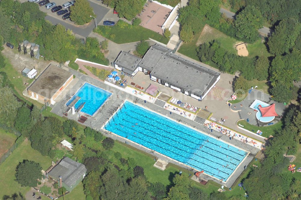 Hornburg from the bird's eye view: Blick auf das Hornburger Stadtbad. Das Hornburger Stadtbad bietet ein beheiztes kombiniertes Schwimmer-/Nichtschwimmerbecken mit einer Länge von 50m sowie ein Planschbecken und ein Springerbecken mit Sprungturm (1m, 3m, 5m). Das Stadtbad verfügt auch über ein Kiosk. Kontakt: Hornburger Stadtbad, Auf dem Hagenberg 5, 38315 Hornburg, Tel.: +49(0)5334 1662, Achim Walder: