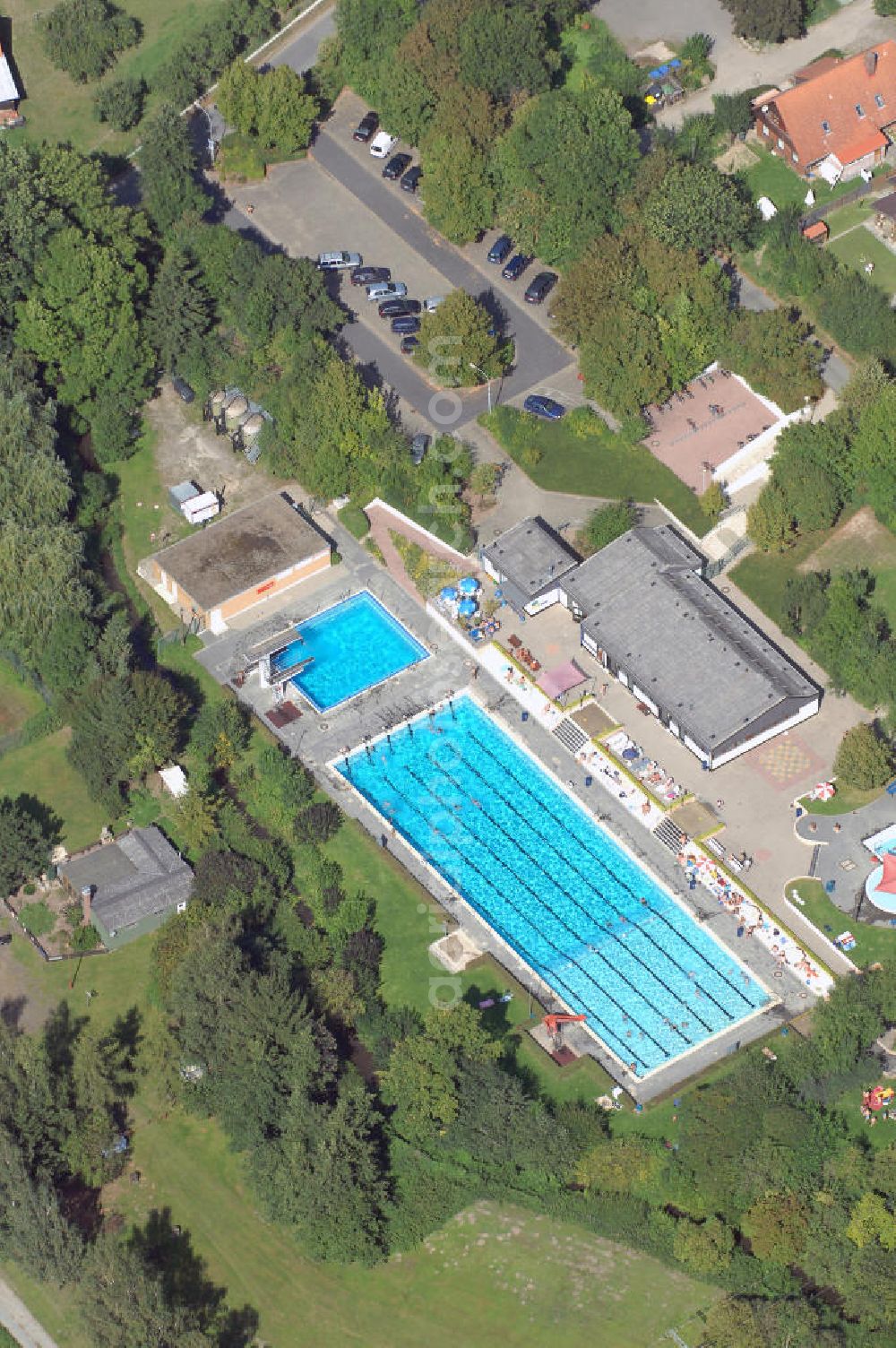 Aerial image Hornburg - Blick auf das Hornburger Stadtbad. Das Hornburger Stadtbad bietet ein beheiztes kombiniertes Schwimmer-/Nichtschwimmerbecken mit einer Länge von 50m sowie ein Planschbecken und ein Springerbecken mit Sprungturm (1m, 3m, 5m). Das Stadtbad verfügt auch über ein Kiosk. Kontakt: Hornburger Stadtbad, Auf dem Hagenberg 5, 38315 Hornburg, Tel.: +49(0)5334 1662, Achim Walder: