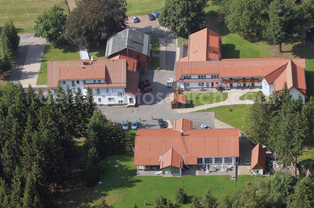 Friedrichroda from above - Blick auf ein Hotel und Berggasthof im Thüringer Wald bei Friedrichroda. Das Hotel Tanzbuche liegt auf 720 Metern Höhe und verfügt über ein Hallenbad mit Sauna, Biosauna, Dampfbad und Solarium. Kontakt: Auf dem Höhenberg, 99894 Friedrichroda, Tel. +49 (0)3623 369900, Fax +49 (0)3623 369943