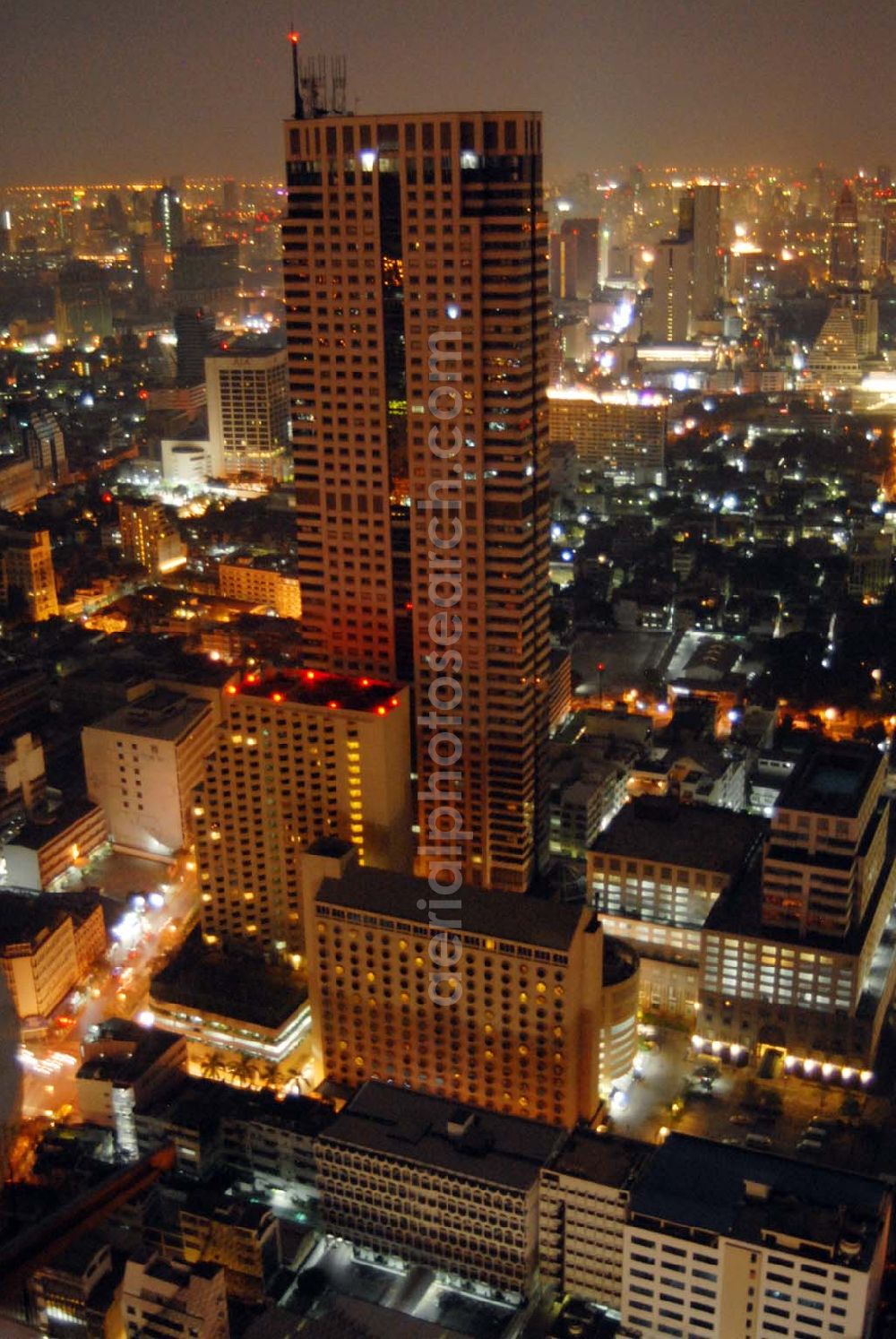 Aerial image Bangkok - Blick auf das Hotel holiday inn-crown plaze in der City von Bangkok am Areal des State Tower.