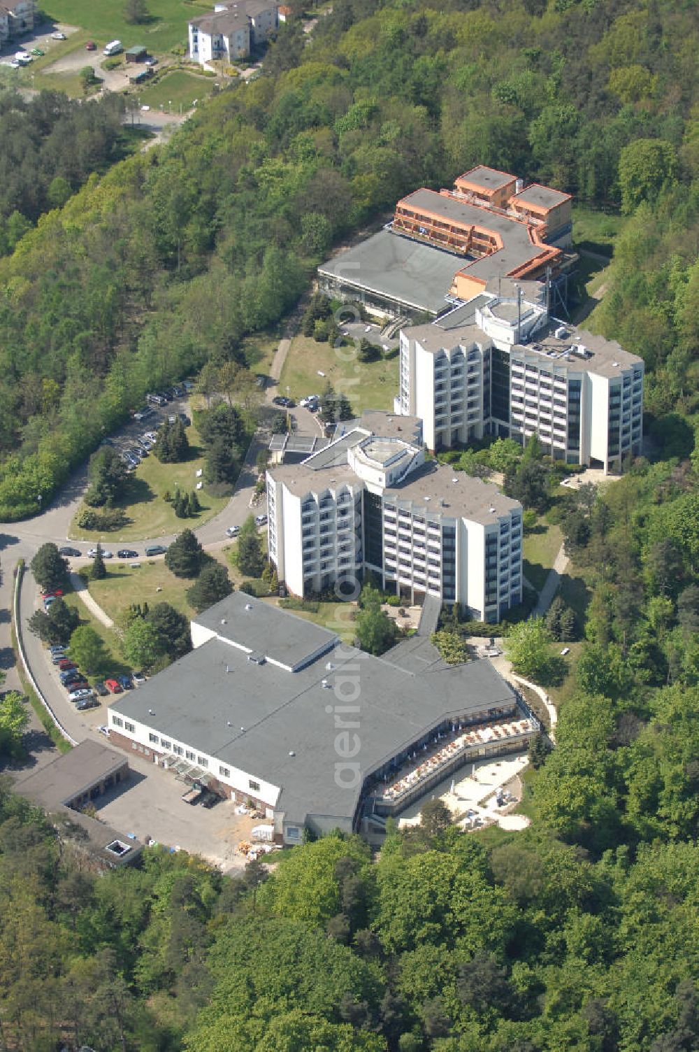 Sellin from above - Blick auf das Cliff-Hotel Rügen. Das Hotel wurde 1978 als Gästehaus der DDR eröffnet und liegt auf 100.000 qm Parkanlage. Es gibt über 130 Zimmer, Suiten, etc., Wellnes-, Sport- und Kosmetikbereiche. Adresse: Siedlung am Wald, 18586 Ostseebad Sellin, Tel. +49 (0)800 2 54 33 46, Fax: +49 (0)38 303 84 95, Email info@cliff-hotel.de