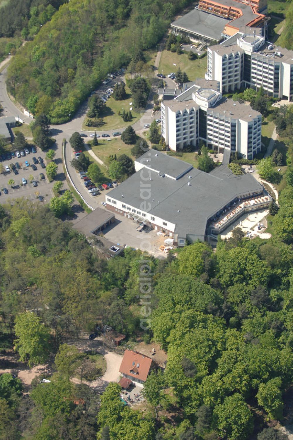 Sellin from the bird's eye view: Blick auf das Cliff-Hotel Rügen. Das Hotel wurde 1978 als Gästehaus der DDR eröffnet und liegt auf 100.000 qm Parkanlage. Es gibt über 130 Zimmer, Suiten, etc., Wellnes-, Sport- und Kosmetikbereiche. Adresse: Siedlung am Wald, 18586 Ostseebad Sellin, Tel. +49 (0)800 2 54 33 46, Fax: +49 (0)38 303 84 95, Email info@cliff-hotel.de