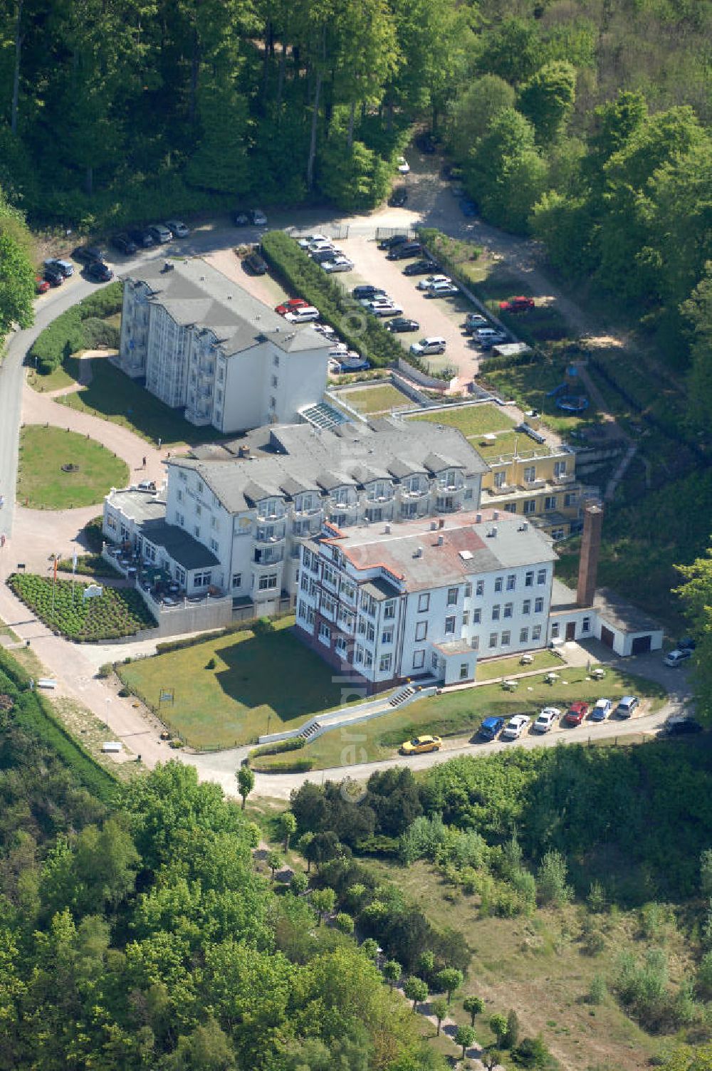 Aerial image Sellin - Sellin 10.05.008 Blick auf das Hotel Bernstein und auf die Pensin Seeschloß im Ostseebad Sellin auf der Insel Rügen. Kontakt Hotel: Hochuferpromenade 8, 18586 Ostseebad Sellin, Tel. +49(0)38303 17 17, Fax +49(0)38303 17 18, e-mail: info@hotel-bernstein.de; Kontakt Pension: Kathrin Brombach, Hochuferpromenade 7, 18586 Ostseebad Sellin / Rügen, Tel. +49(0)38303 1560, Fax: +49(0)38303 85152, e-mail: info@seeschloss-sellin.de