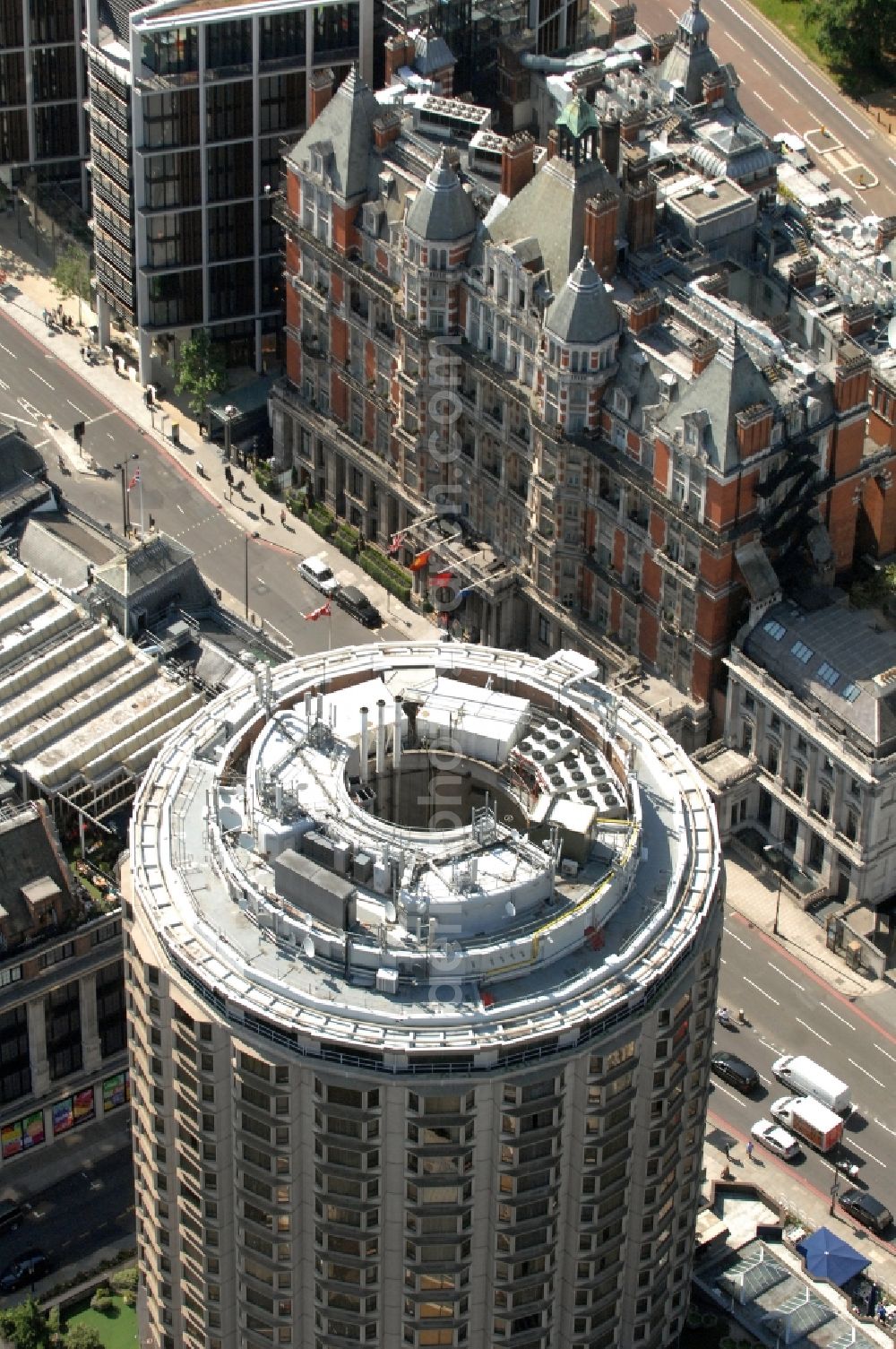 Aerial image London - View of the Hotel Sheraton Park Tower in London. The building, which is located in Knidsbridge London, has 280 rooms and suites. It was designed by the architect Richard Seifert & Partners and opened in 1973. From an architectural perspective, the round shape and the panoramic windows of the building were regarded as very avant-garde at that time. In 1989, the hotel was part of the Luxury Collection