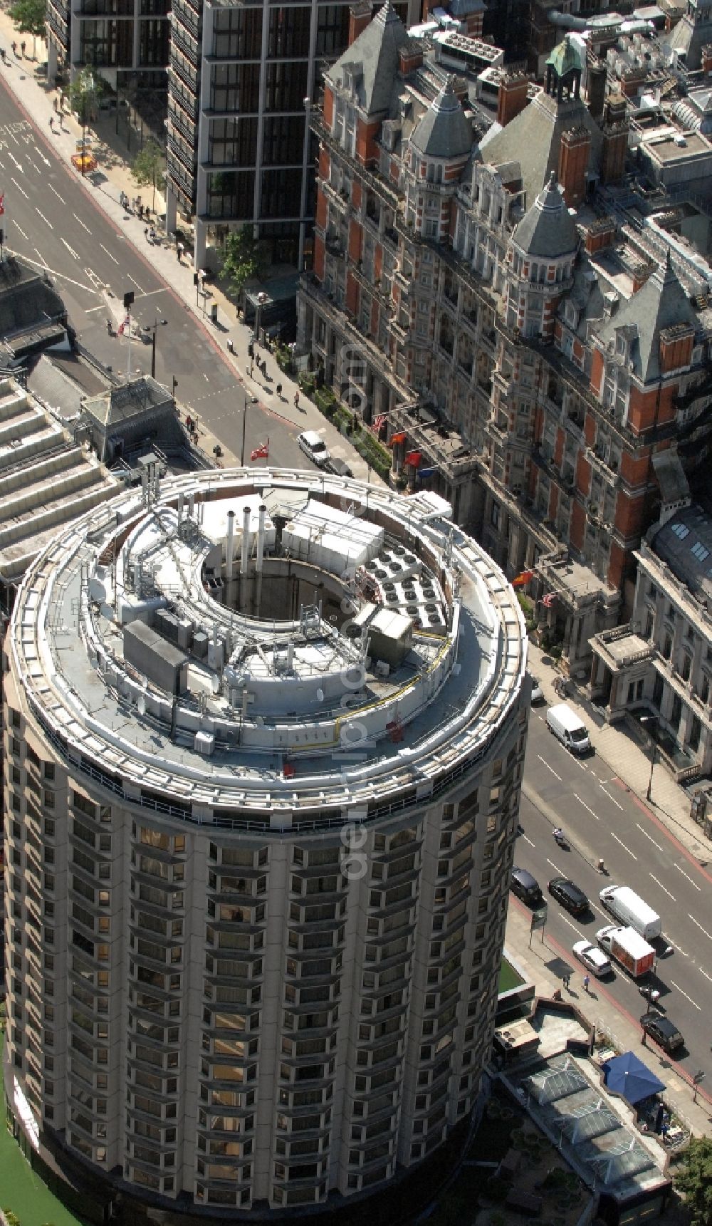 Aerial photograph London - View of the Hotel Sheraton Park Tower in London. The building, which is located in Knidsbridge London, has 280 rooms and suites. It was designed by the architect Richard Seifert & Partners and opened in 1973. From an architectural perspective, the round shape and the panoramic windows of the building were regarded as very avant-garde at that time. In 1989, the hotel was part of the Luxury Collection