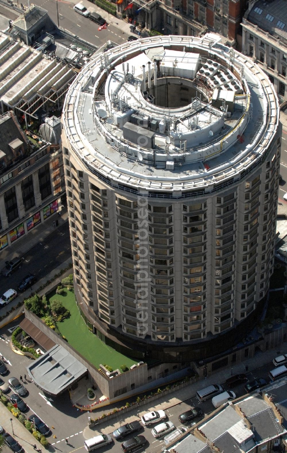 London from the bird's eye view: View of the Hotel Sheraton Park Tower in London. The building, which is located in Knidsbridge London, has 280 rooms and suites. It was designed by the architect Richard Seifert & Partners and opened in 1973. From an architectural perspective, the round shape and the panoramic windows of the building were regarded as very avant-garde at that time. In 1989, the hotel was part of the Luxury Collection