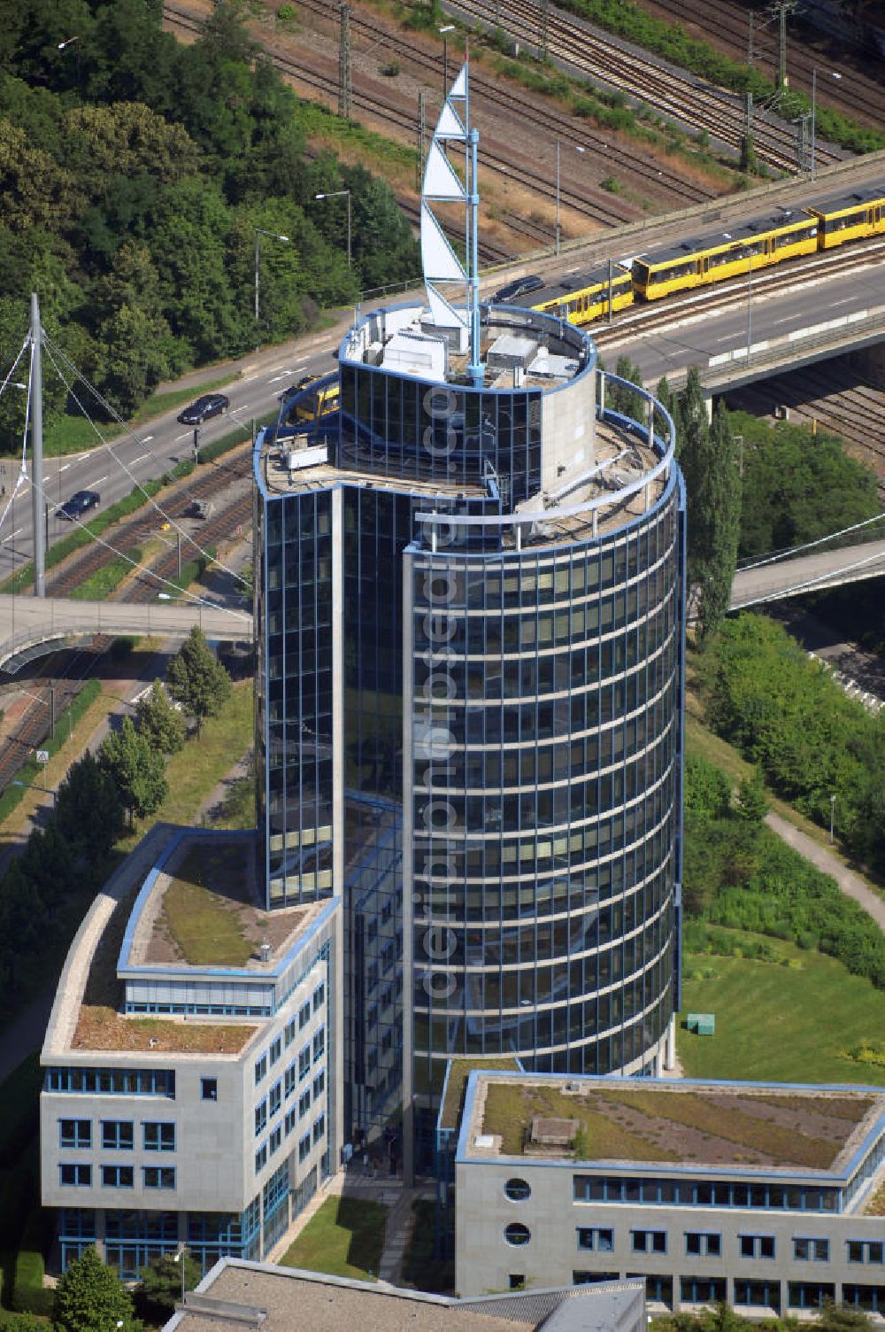 Aerial photograph Stuttgart - Blick auf ein Hotel am Stuttgarter Nordbahnhof. Das IBIS Hotel verfügt über 132 Zimmer. Kontakt: Ibis Stuttgart Am Loewentor, Presselstr. 15, 70191 Stuttgart, Tel. +49 (0)711 255510, Fax +49 (0)711 25551150, Homepage