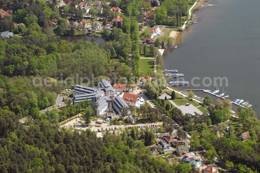 Bad Saarow am Scharmützelsee (Brandenburg) from above - Blick auf die Hotelanlage Hotel Esplanade Resort & Spa im Kurort Bad Saarow am Scharmützelsee (Brandenburg). Zum Gelände gehören u.a. mehrere Restaurants, Swimming Pools und ein kleiner Hafen. Kontakt: Hotel Esplanade Bad Saarow GmbH, Seestraße 49, 15526 Bad Saarow, Tel: +49 (0)33631.432 - 0, Fax: +49 (0)33631.432 - 82 22, info@esplanade-resort.de,