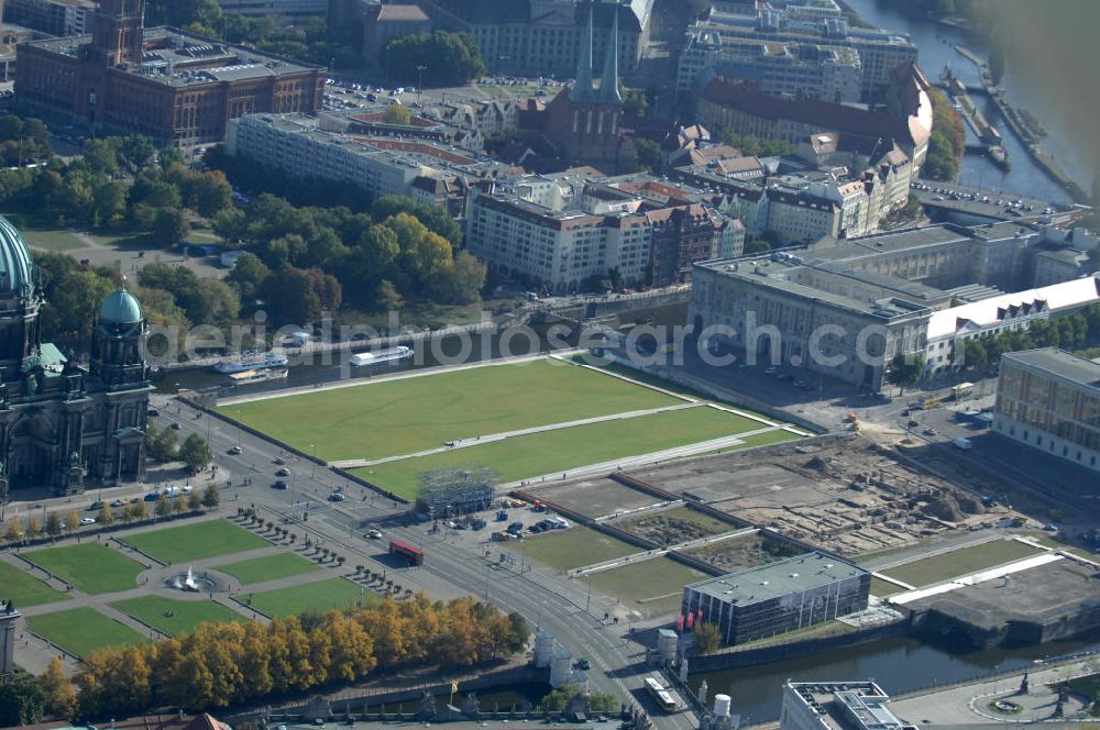 Aerial photograph Berlin - Blick auf die Humboldt-Wiese, die 18.000 Quadratmeter große Grünfläche entstand auf dem Platz des ehemaligen Palastes der Republik. Die Wiese soll in den nächsten 2 Jahren zur Freizeit und Erholung genutz werden und ist als Teil eines Zwischennutzungskonzepts bis zur Grundsteinlegung für das Humboldt-Forum geplant worden, das teilweise von der Zentral- und Landesbibliothek genutzt werden soll. Davor befindet sich die Ausgrabungsstätte der Fundamente des alten Stadtschlosses, das ab 2010 wieder aufgebaut werden soll. Bauher der Wiese ist das Land Berlin, Senatsverwaltung für Stadtentwicklung, Abteilung Städtebau und Projekte, Referat II D, Brückenstr. 6, 10179 Berlin, Maria Rünz, II D 22, Tel.: +49 (0)30 / 9025-2021, Fax: +49 (0)30 / 9025-2533 in Zusammenarbeit mit der DSK, Deutsche Stadt- und Grundstücksentwicklungsgesellschaft mbH