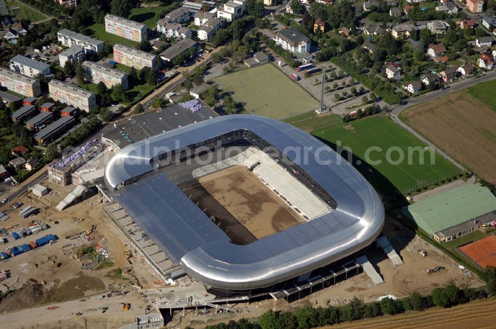 Klagenfurt from the bird's eye view: Die Hypo-Arena ist das derzeit in Bau befindliche Fußballstadion der Stadt Klagenfurt (Kärnten). Das heftig umstrittene Stadion wird für die in Klagenfurt stattfindenden Vorausscheidungsspiele der Fußball-Europameisterschaft 2008 errichtet und soll in späterer Folge als Heimstadion für den SK Austria Kärnten dienen. Es befindet sich im Stadtteil Waidmannsdorf an der Umfahrungsstraße Südring.