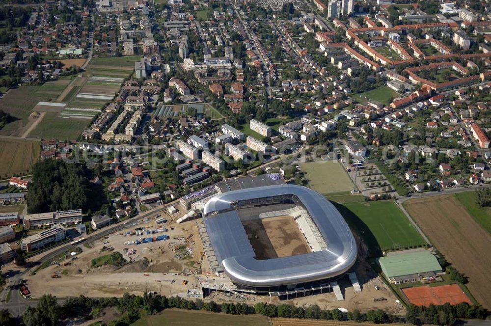 Klagenfurt from above - Die Hypo-Arena ist das derzeit in Bau befindliche Fußballstadion der Stadt Klagenfurt (Kärnten). Das heftig umstrittene Stadion wird für die in Klagenfurt stattfindenden Vorausscheidungsspiele der Fußball-Europameisterschaft 2008 errichtet und soll in späterer Folge als Heimstadion für den SK Austria Kärnten dienen. Es befindet sich im Stadtteil Waidmannsdorf an der Umfahrungsstraße Südring.