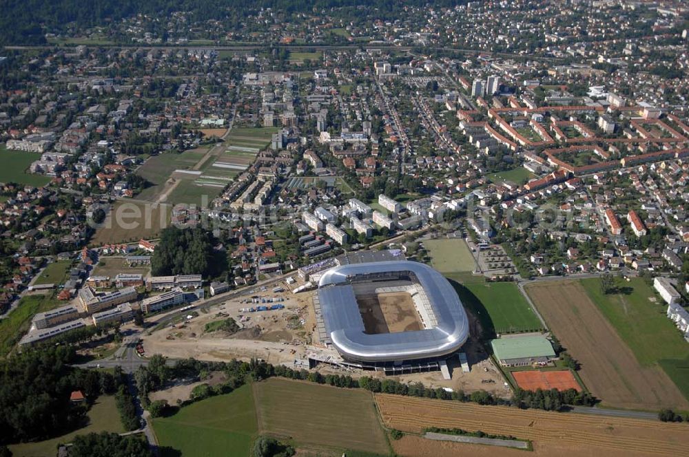 Klagenfurt from the bird's eye view: Die Hypo-Arena ist das derzeit in Bau befindliche Fußballstadion der Stadt Klagenfurt (Kärnten). Das heftig umstrittene Stadion wird für die in Klagenfurt stattfindenden Vorausscheidungsspiele der Fußball-Europameisterschaft 2008 errichtet und soll in späterer Folge als Heimstadion für den SK Austria Kärnten dienen. Es befindet sich im Stadtteil Waidmannsdorf an der Umfahrungsstraße Südring.