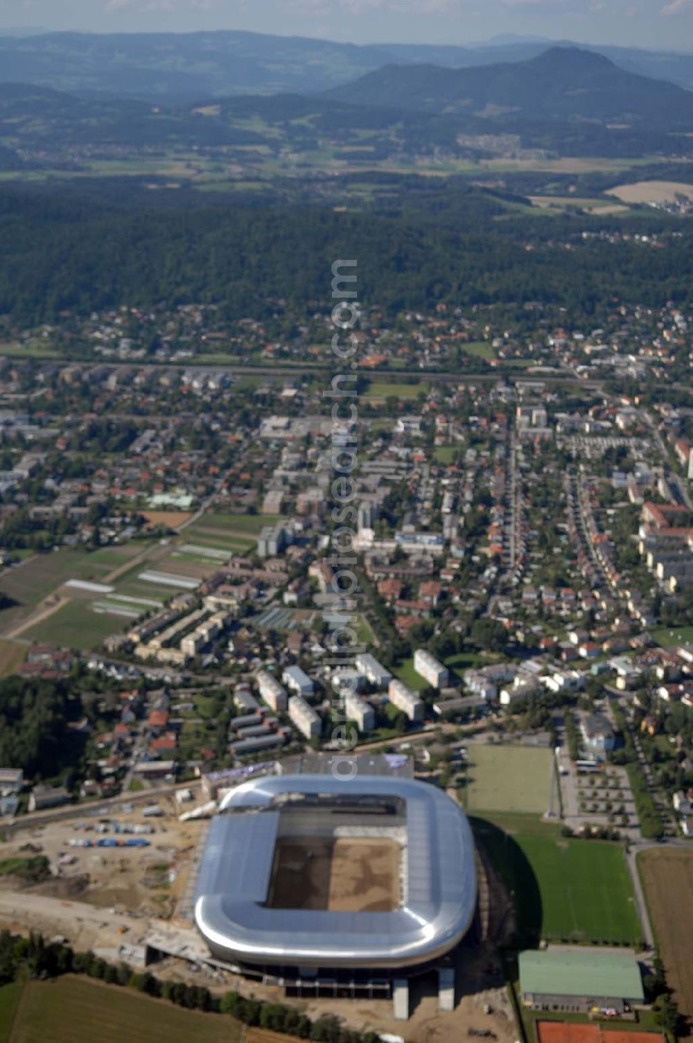 Aerial image Klagenfurt - Die Hypo-Arena ist das derzeit in Bau befindliche Fußballstadion der Stadt Klagenfurt (Kärnten). Das heftig umstrittene Stadion wird für die in Klagenfurt stattfindenden Vorausscheidungsspiele der Fußball-Europameisterschaft 2008 errichtet und soll in späterer Folge als Heimstadion für den SK Austria Kärnten dienen. Es befindet sich im Stadtteil Waidmannsdorf an der Umfahrungsstraße Südring.